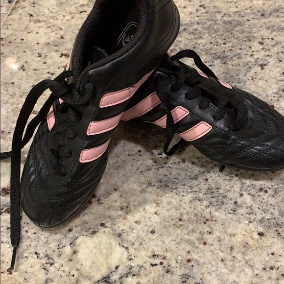 Girls Adidas soccer cleats - Picture 3 of 3
